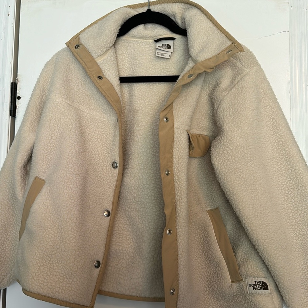 North face fleece jacket. Good condition!